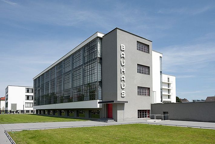 Bauhausgebäude Dessau, Architektur: Walter Gropius, 1925–26 / Foto: Tadashi Okochi, 2010.