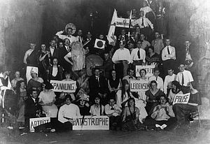 Bauhausfest in der Gaststätte Ilmschlösschen bei Weimar am 29. November 1924, Foto: Louis Held.