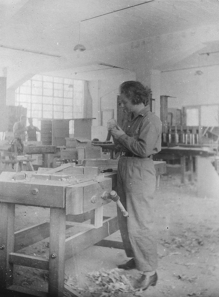 Bauhaus student in the joinery of the Bauhaus, photo: Edmund Collein, 1928–1929