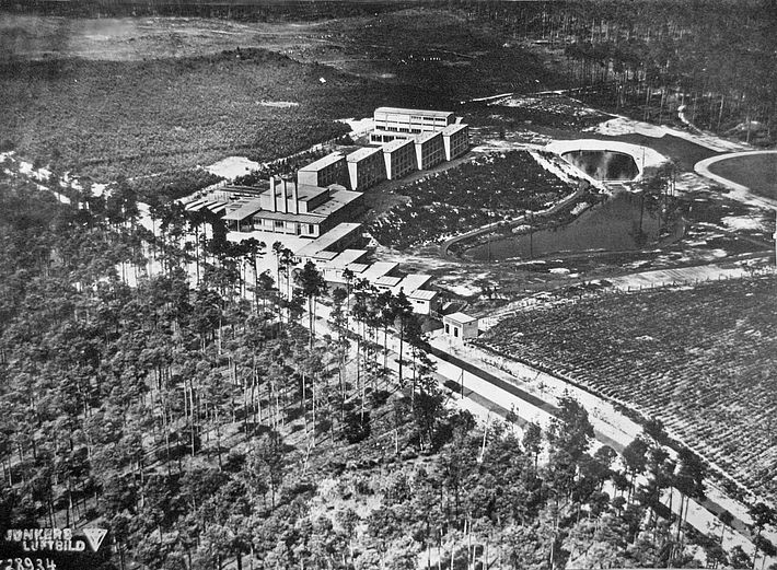 Trade Union School of ADGB, Bernau near Berlin, architecture: Hannes Meyer / draft: Hans Wittwer and the building department of the Bauhaus Dessau, 1930 / photo: Junkers Luftbild.