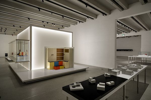 Blick in die Ausstellung Bereich „Neuer Alltag“ mit Kinderzimmer