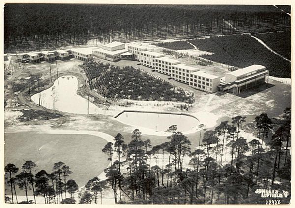 Trade Union School of the General German Trade Union Federation (ADGB), Bernau, aerial around 1930, photo: Junkers. Bauhaus-Archiv Berlin