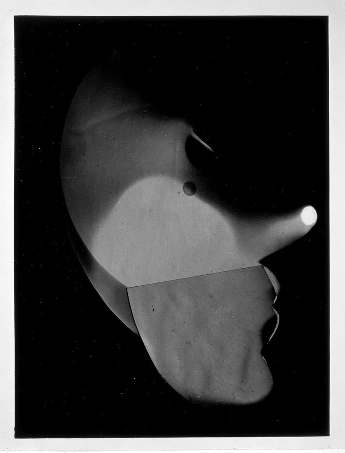 Self-Portrait in Profile / Photo: László Moholy-Nagy, 1926.