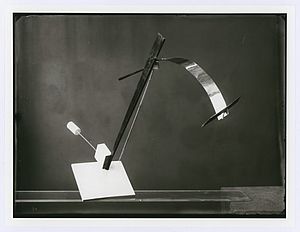Gleichgewichtsstudie aus dem Vorkurs László Moholy-Nagy, Konstruktion: Marianne Brandt / Foto: Lucia Moholy, 1923.