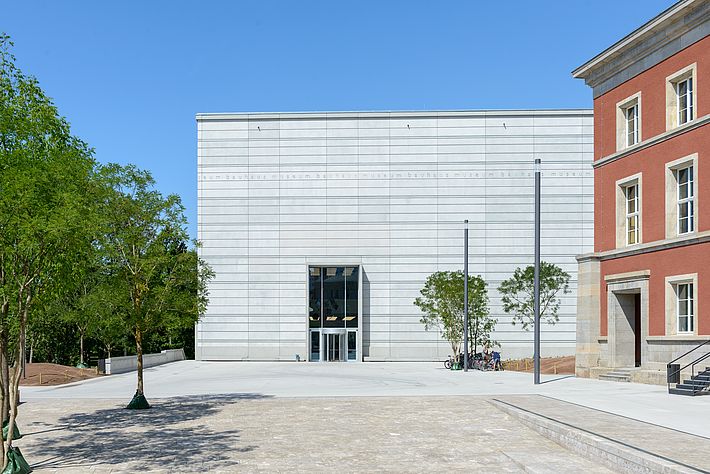 Bauhaus-Museum Weimar mit Vorplatz