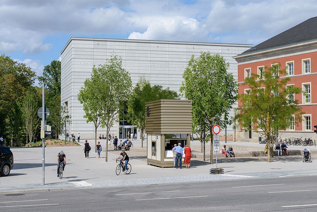 Bauhaus-Museum Weimar und Stéphane-Hessel-Platz mit Kiosk