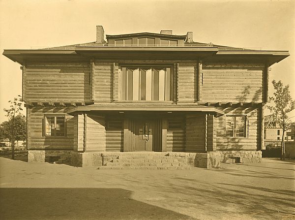 Sommerfeld House, Berlin, entrance, architecture: Walter Gropius and Adolf Meyer, 1920–1922 / Photo: Carl Rogge.
