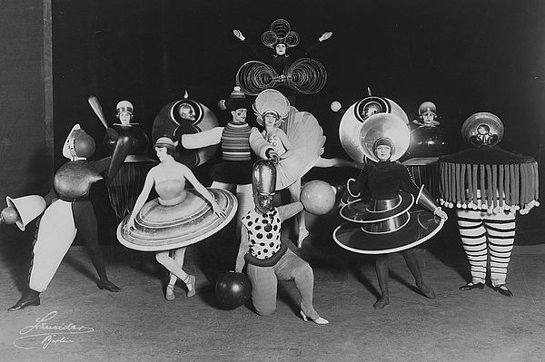 The Triadic Ballet. Group photo of all figurines, artist: Oskar Schlemmer / photo: Ernst Schneider, 1927